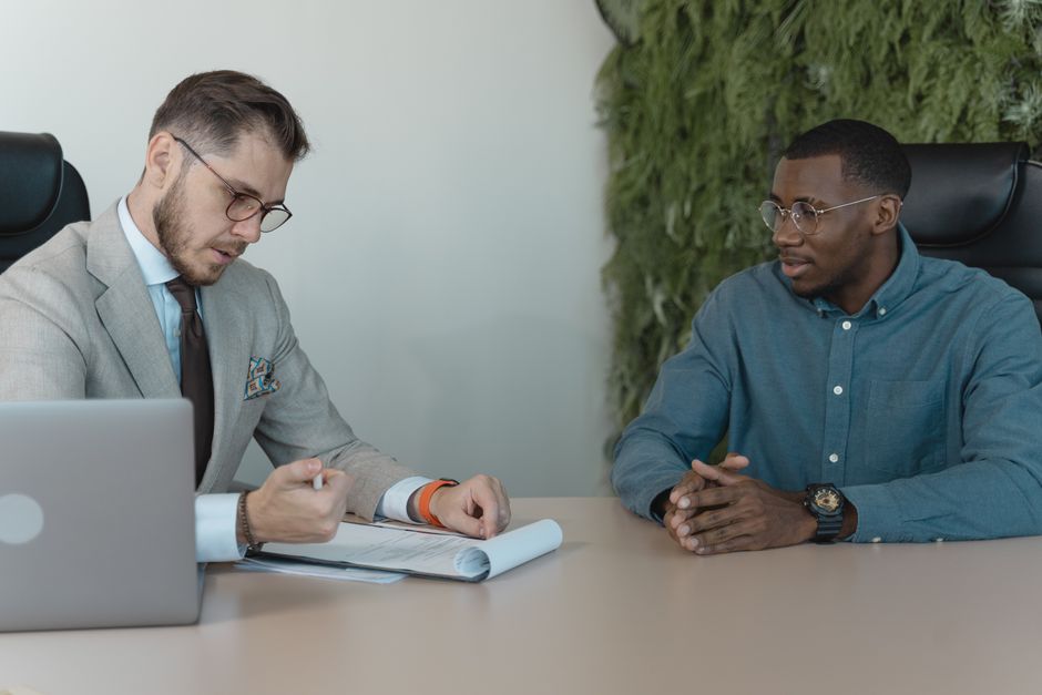 Entrevista de trabajo profesional entre dos hombres