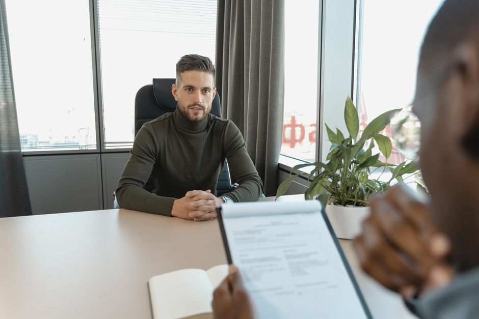Profesional en entrevista de trabajo en oficina moderna