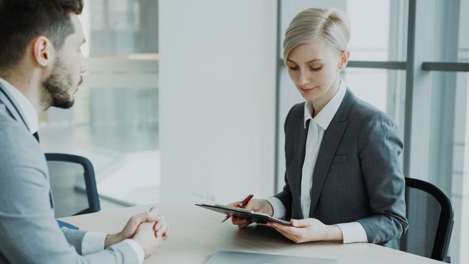 Dos profesionales discutiendo negocios en una oficina moderna
