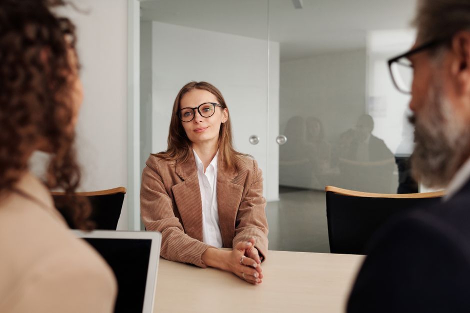 Mujer joven en entrevista de trabajo
