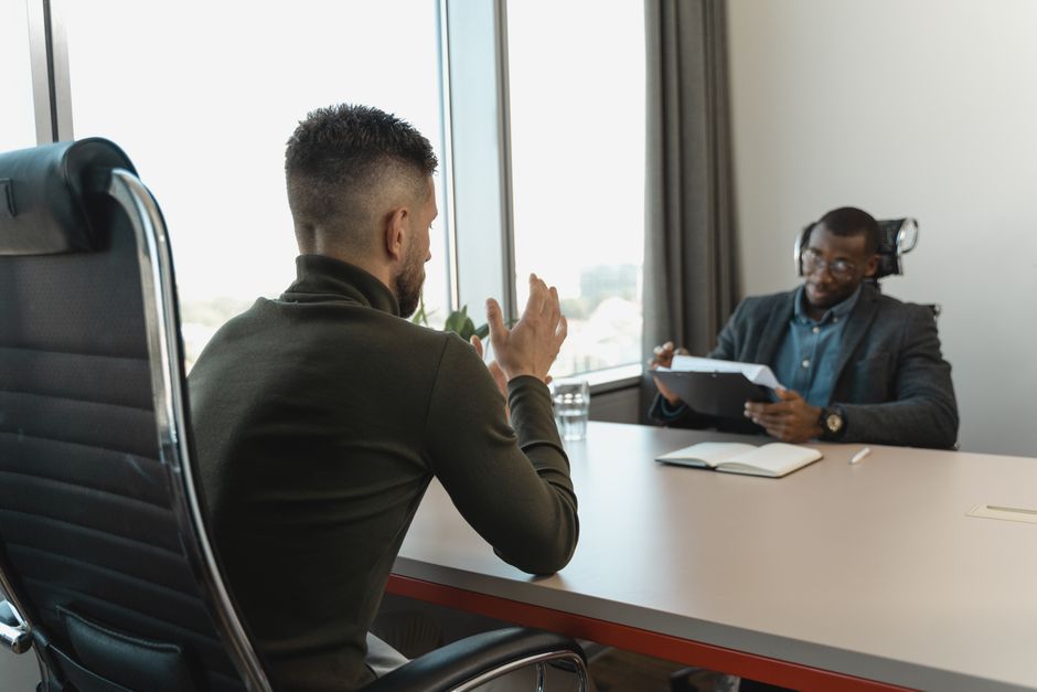 Entrevista de trabajo entre dos hombres en oficina