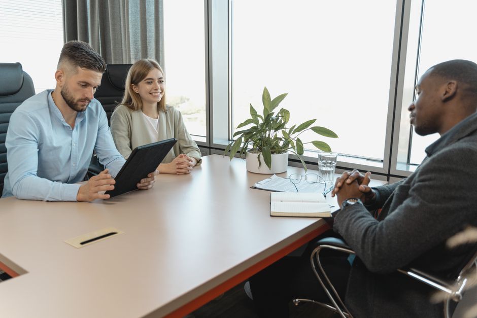 Entrevista de negocios con tres personas