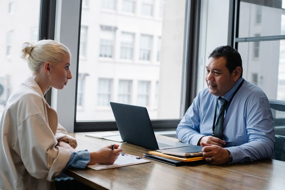 Entrevista de trabajo con formulario de solicitud