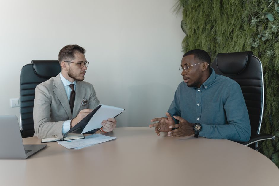Dos hombres de negocios en discusión durante entrevista