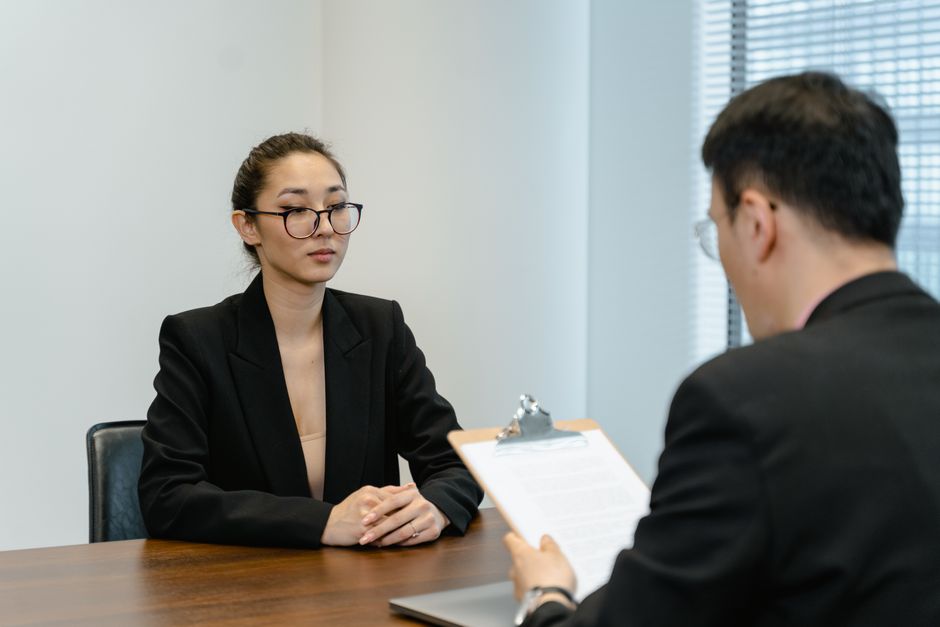 Escena de entrevista de negocios en oficina