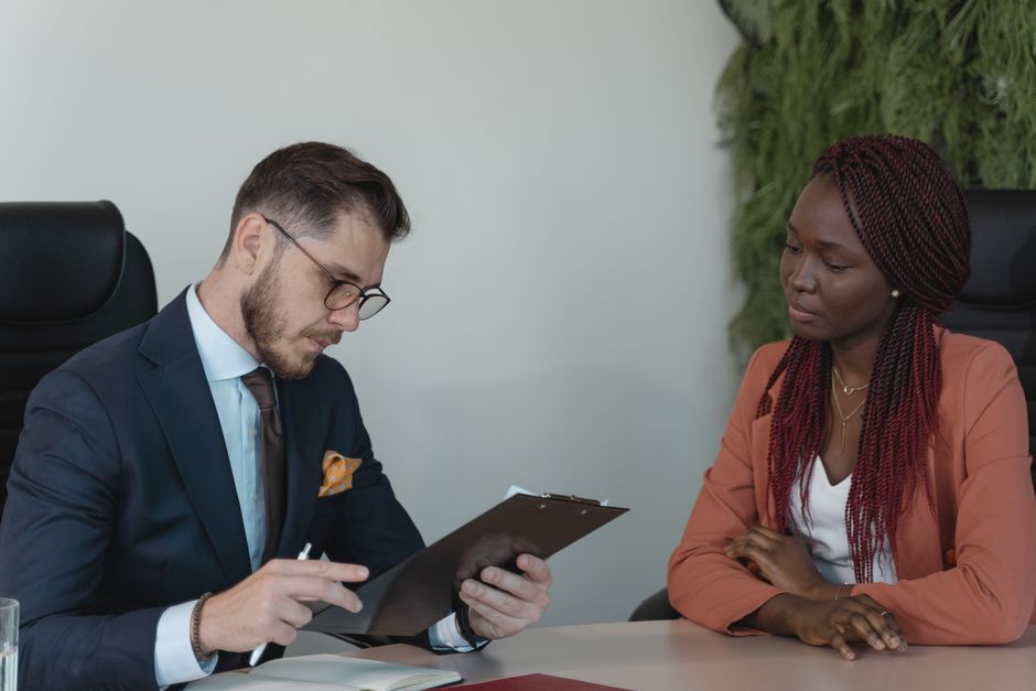 Entrevista de trabajo en oficina moderna